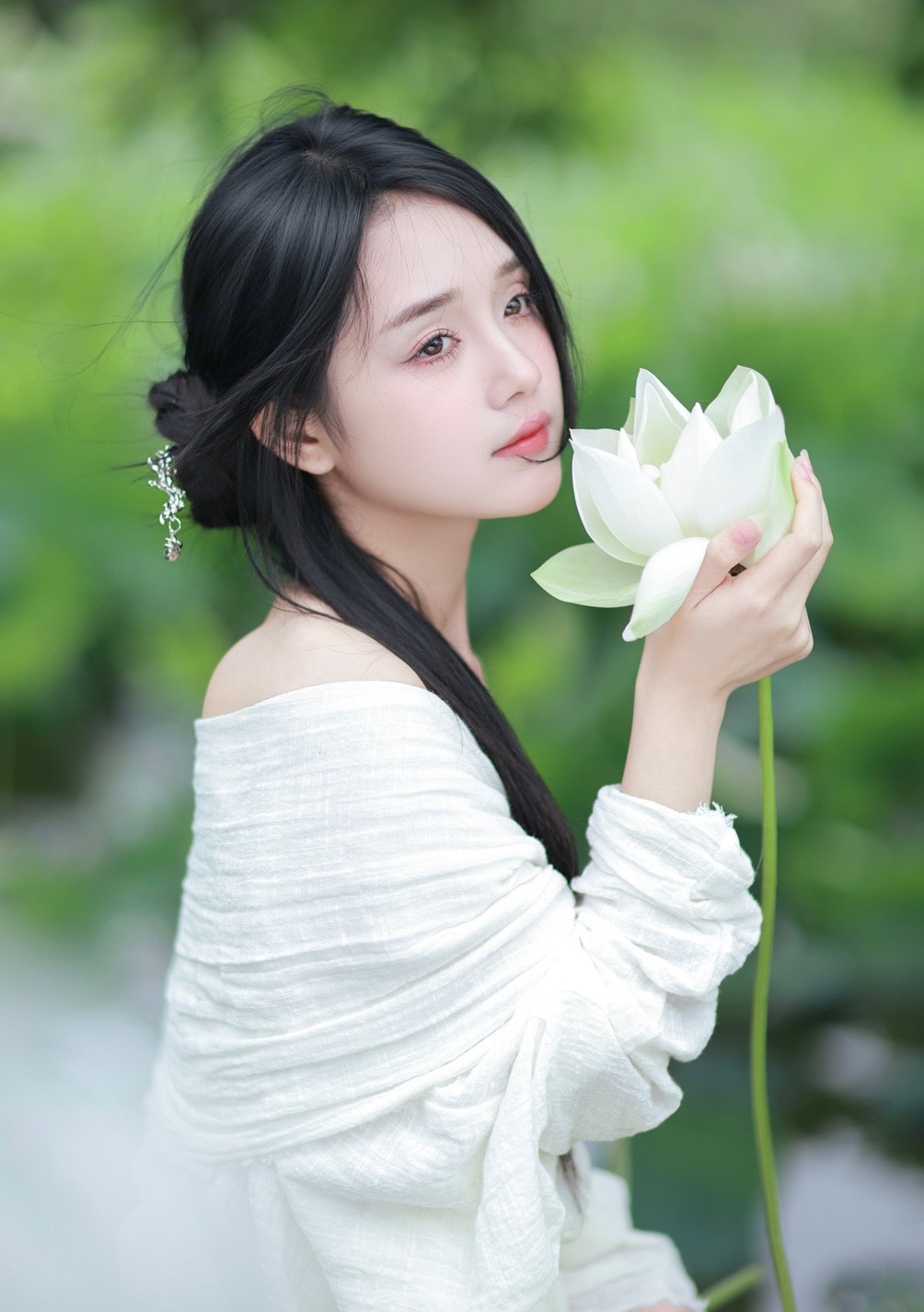 Thiếu nữ khoe dáng yêu kiều giữa đầm sen trắng muốt - 9