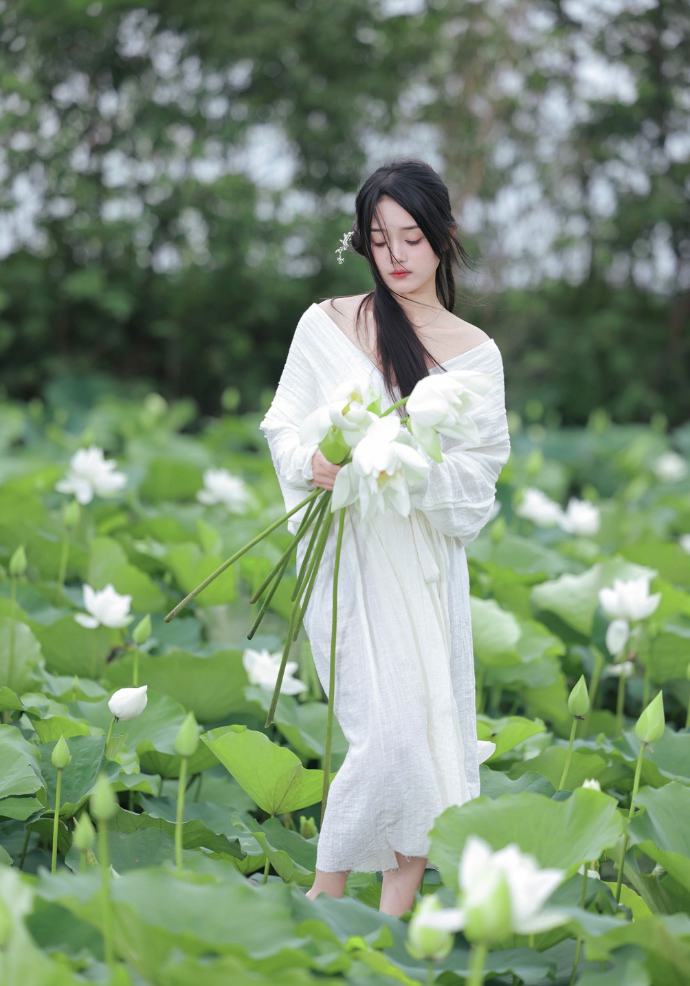 Thiếu nữ khoe dáng yêu kiều giữa đầm sen trắng muốt - 11