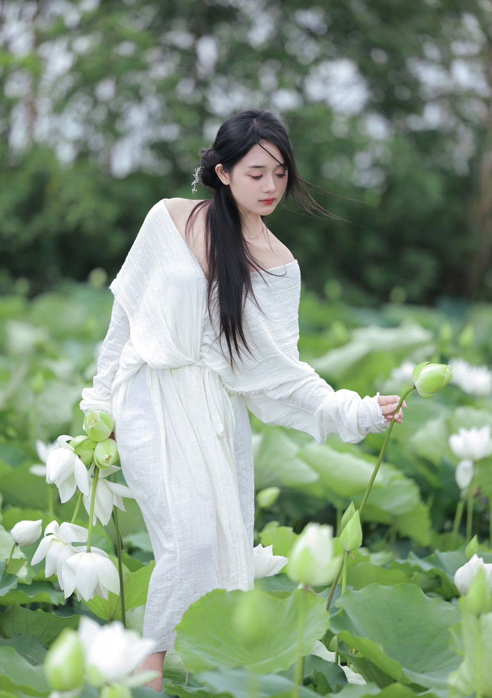 Thiếu nữ khoe dáng yêu kiều giữa đầm sen trắng muốt - 13