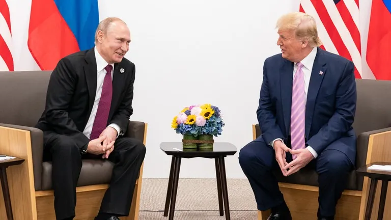 Tổng thống Mỹ Donald Trump (phải) gặp Tổng thống Nga Vladimir Putin bên lề hội nghị thượng đỉnh G20 tại Nhật vào tháng 6-2019. Ảnh: NHÀ TRẮNG
