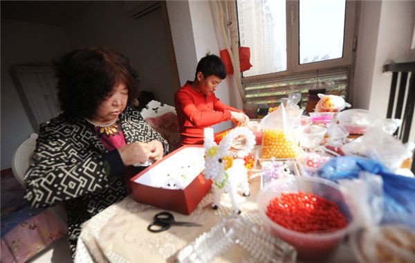 Cả hai làm đồ thủ công bán. Ảnh: 163