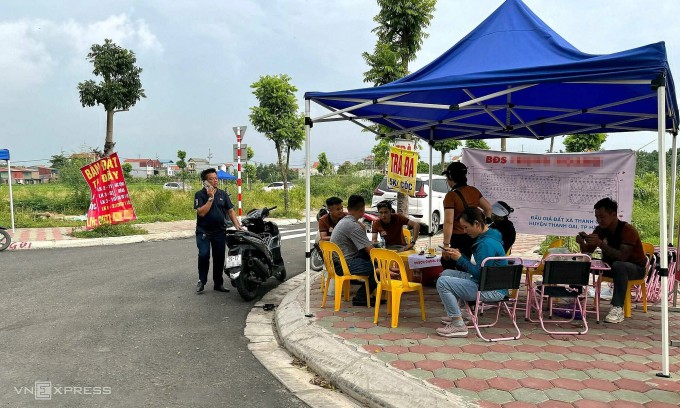 Một điểm giao dịch chuyên nhận ký gửi, bán chênh ở khu đất đấu huyện Thanh Oai. Ảnh: Ngọc Diễm