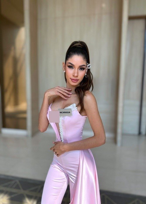 Ở Ấn Độ tham gia cuộc thi Miss World 2025 - Hoa hậu Thế giới 2025, Virmania Rodriguez chuộng váy áo táo bạo. Ảnh: FB Virmania Rodriguez.