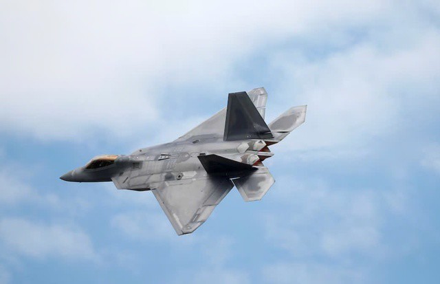 Máy bay chiến đấu F-22 Raptor trong màn trình diễn bay tại Royal International Air Tattoo ở Fairford, Anh, ngày 8/7/2016. (Nguồn: Reuters)
