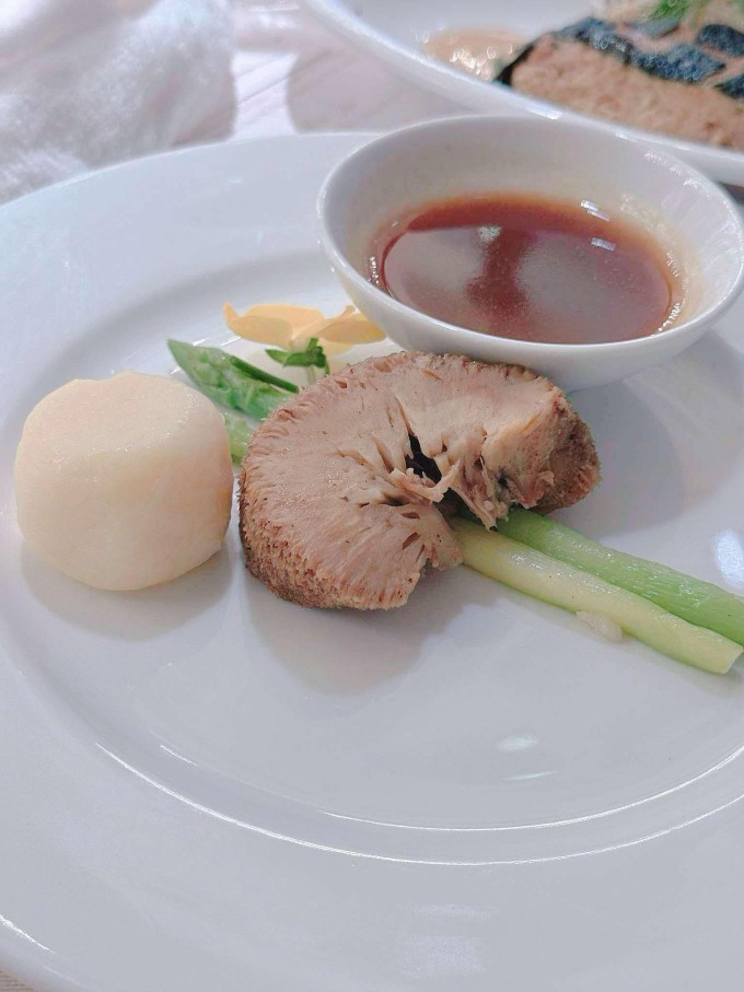 Vợ chồng Hồ Quỳnh Hương đãi tiệc cưới 12 món chay &#39;no căng bụng&#39; - 7