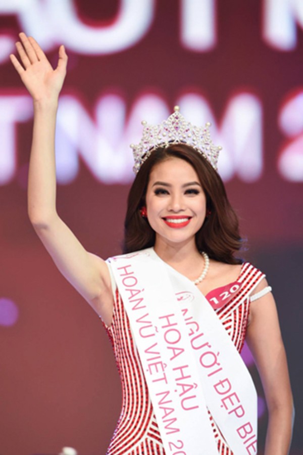 Hoa hậu Phạm Hương quê Hải Phòng đăng quang Hoa hậu Hoàn vũ Việt Nam năm 2015. Khi ấy, cô 23 tuổi và có kinh nghiệm thi nhiều cuộc thi nhan sắc. Người đẹp đất Cảng từng là quán quân của Thần tượng thời trang F Idol 2011, Á hậu 1 của Hoa hậu Thể thao Thế giới 2014.