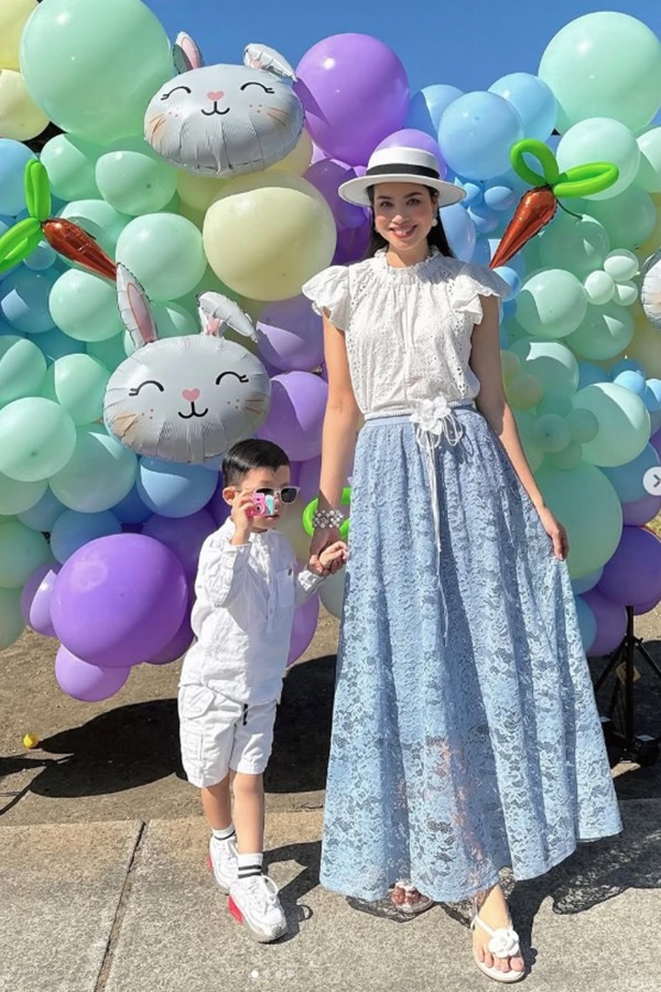 Hoa hậu Phạm Hương có cuộc sống viên mãn về vật chất lẫn tinh thần nên trang cá nhân, cô thường xuyên khoe những hình ảnh đẹp của mình. Người đẹp Hải Phòng chịu khó rèn luyện và chăm sóc bản thân qua những bộ môn như yoga, trượt tuyết, đánh golf và tập gym. Cô nhận được sự ủng hộ tuyệt đối và tạo điều kiện từ chồng.