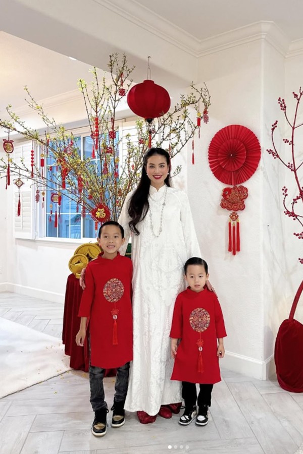 Ngoài cuộc sống thoải mái về vật chất lẫn tinh thần, Hoa hậu Phạm Hương còn có 2 cậu con trai nhỏ đáng yêu và thông minh. Bên cạnh lo cho cuộc sống cá nhân, người đẹp đất Cảng còn báo hiếu mẹ đẻ khi cách đây vài năm, cô xây nhà siêu sang cho bà ở Hải Phòng. Chỉ nhiêu đó, khán giả cũng đủ thấy sau 10 năm đăng quang hoa hậu, cuộc sống của Phạm Hương "đổi đời" và viên mãn trọn vẹn.