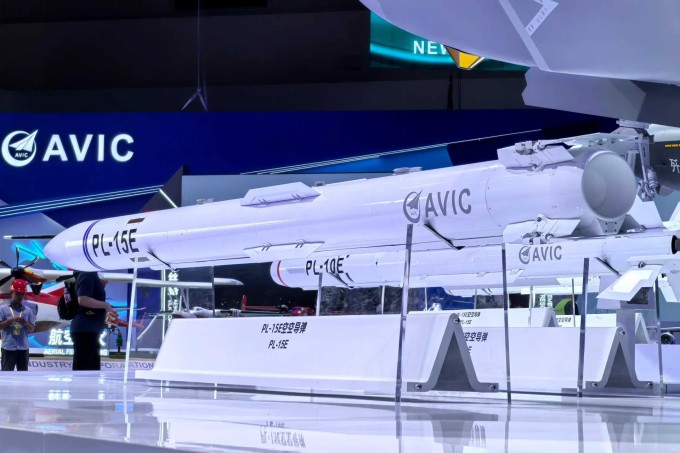 Tên lửa PL-15E trong một cuộc triển lãm của Trung Quốc. Ảnh: Sina