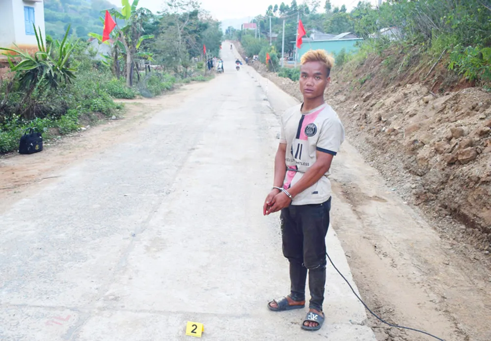 Công an dựng lại hiện trường vụ án. Ảnh: VT