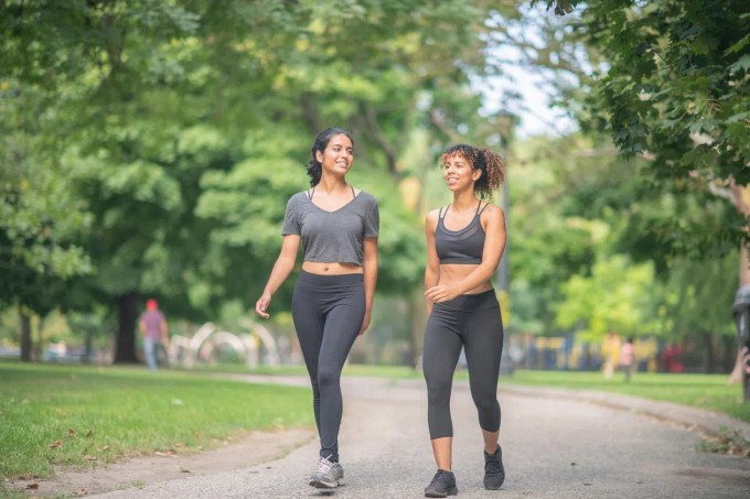 10.000 bước tương đương khoảng 7-8 km hoặc 60-90 phút đi bộ nhẹ nhàng.