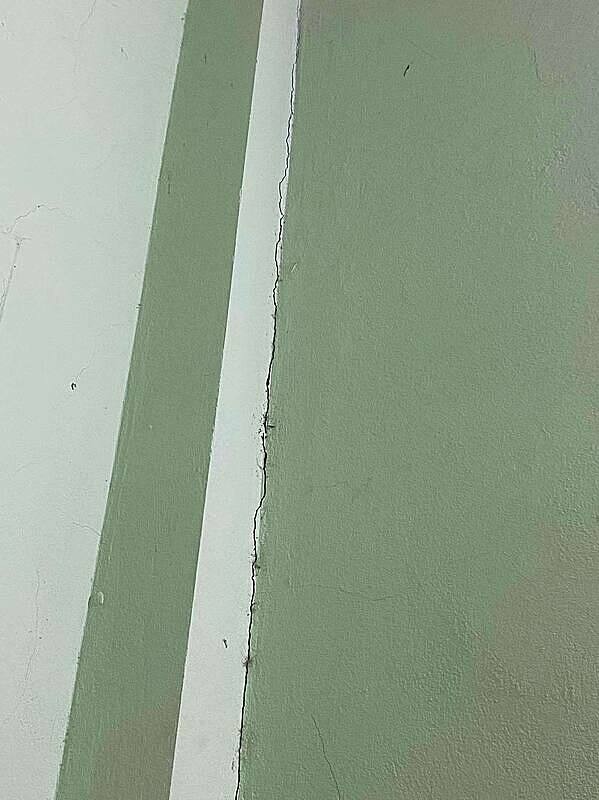 Vết nứt trên tường nhà anh Tạ Thanh Lương ở xã Thanh Hưng, huyện Điện Biên xuất hiện sau động đất. Ảnh: Thanh Lương