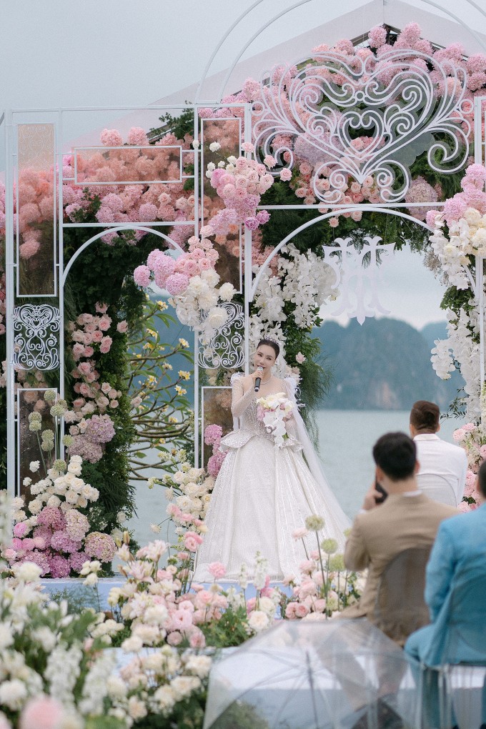 Hồ Quỳnh Hương diện váy cưới đính kết 10.000 viên Swarovski - 1