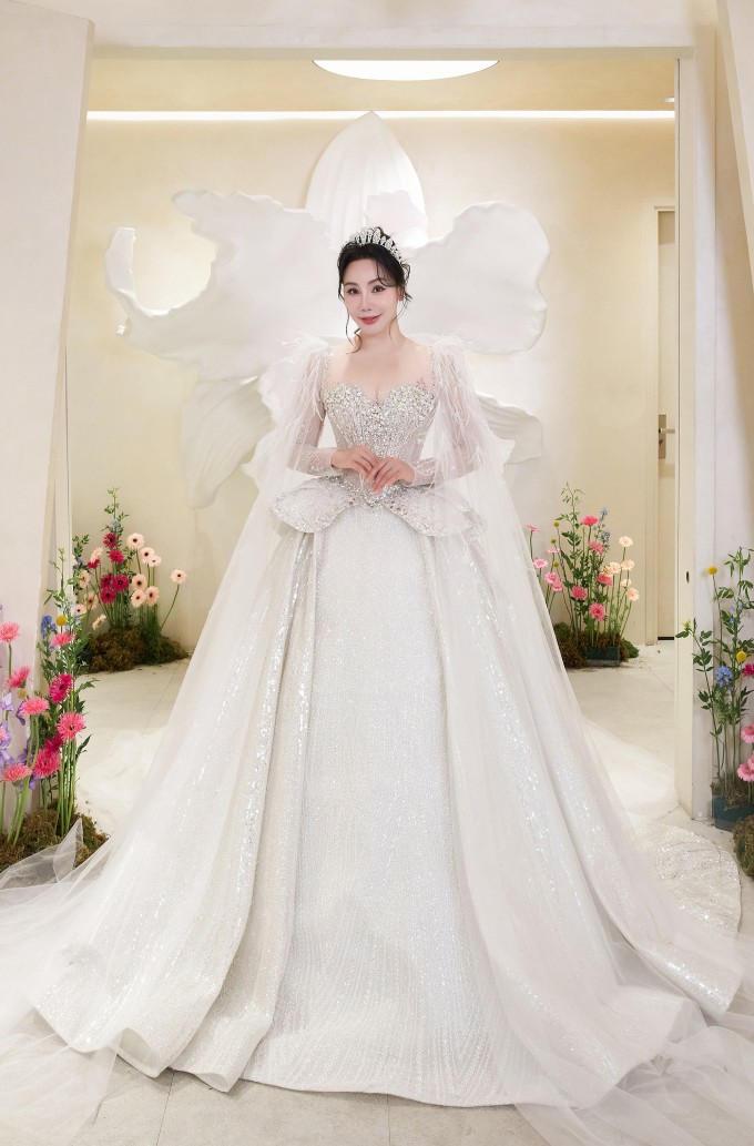 Hồ Quỳnh Hương diện váy cưới đính kết 10.000 viên Swarovski - 2