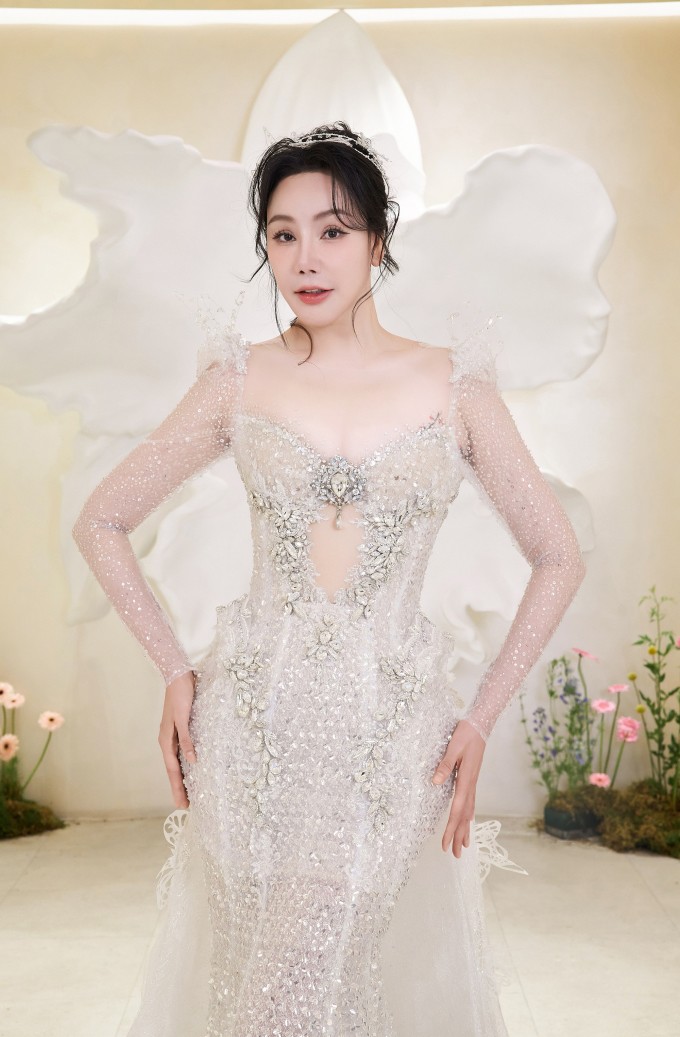 Hồ Quỳnh Hương diện váy cưới đính kết 10.000 viên Swarovski - 4