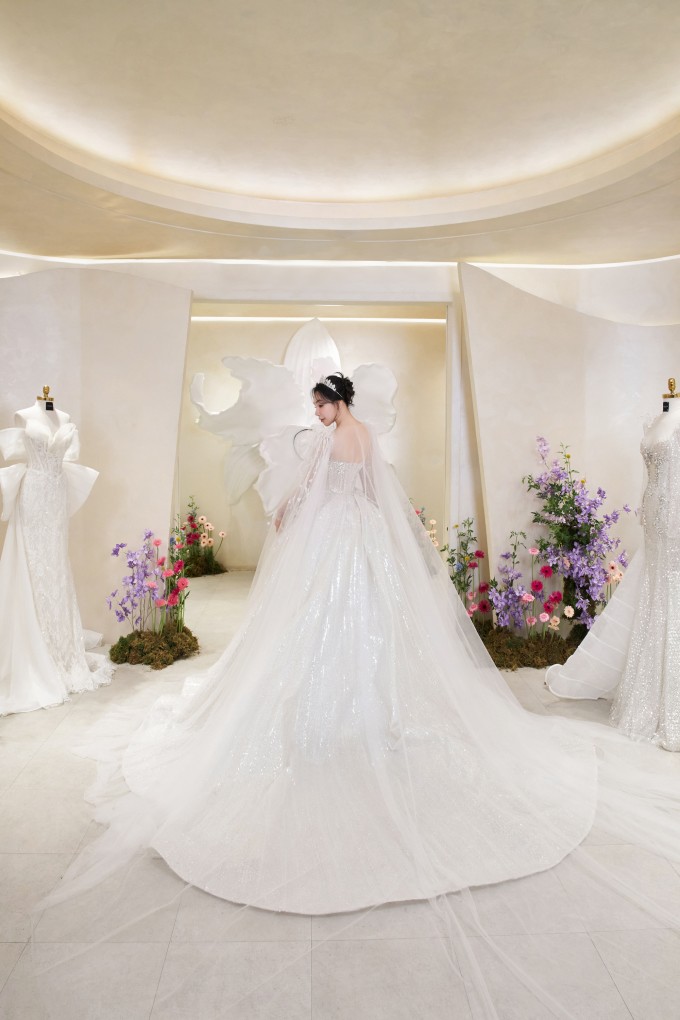 Hồ Quỳnh Hương diện váy cưới đính kết 10.000 viên Swarovski - 3