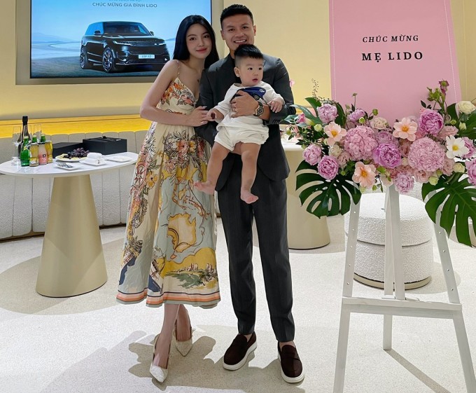 Vợ chồng Quang Hải và con trai chụp ảnh trong lễ bàn giao xe mới. Ảnh: Facebook Chu Thanh Huyền