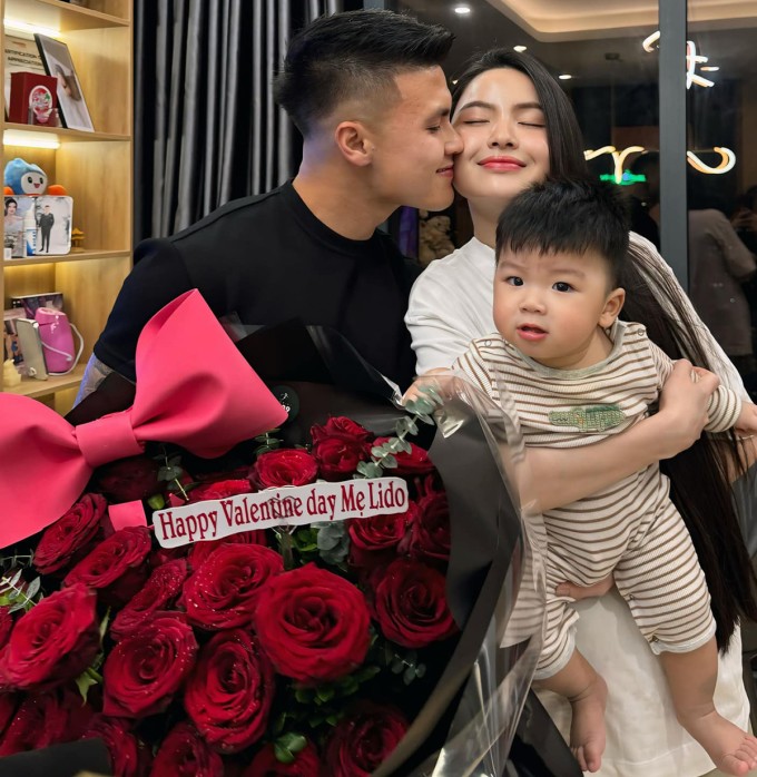 Nhờ thu nhập khủng từ sự nghiệp bóng đá và quảng cáo, Quang Hải thường xuyên tặng vợ những món quà đắt đỏ. Ảnh: Facebook Chu Thanh Huyền