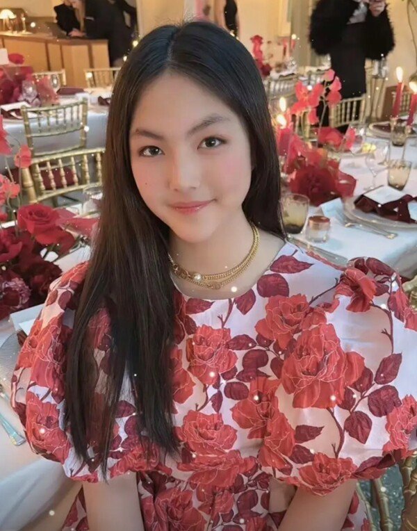 Bé gái "Bố ơi! Mình đi đâu thế?" càng lớn càng xinh, 14 tuổi gặp Hoàng hậu Anh, tương lai thừa kế 175 nghìn tỷ - 11