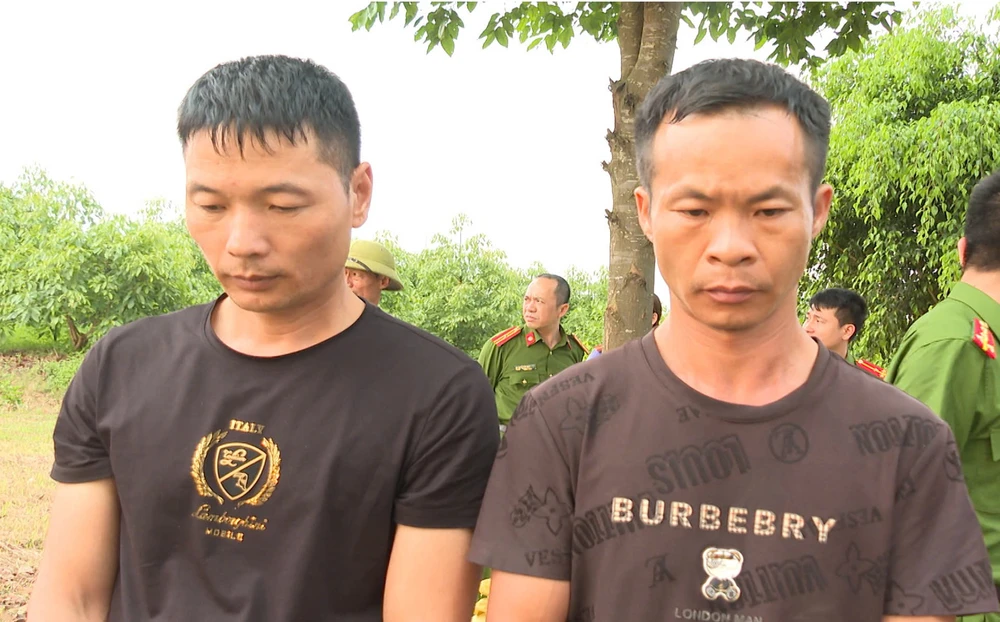 Hai người Trung Quốc là Shen JiangYang và Deng ZhiJi bị Công an Thanh Hóa bắt tạm giam.