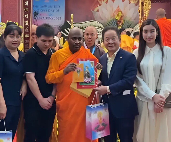 Hoa hậu Đỗ Mỹ Linh tháp tùng Bầu Hiển đi chiêm bái xá lợi Phật, khí chất chuẩn dâu hào môn - 1