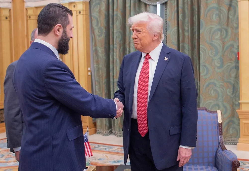 Tổng thống Mỹ Donald Trump (phải) bắt tay Tổng thống lâm thời Syria - ông Ahmed al-Sharaa tại Saudi Arabia ngày 14-5. Ảnh: HOÀNG GIA SAUDI ARABIA