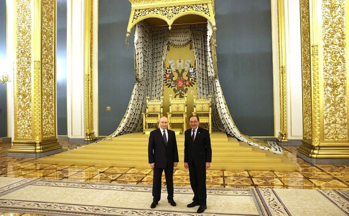 Tổng thống Nga Putin và Thủ tướng Malaysia Anwar Ibrahim chụp ảnh trước ngai vàng trong Sảnh Thánh Andrews tại Điện Kremlin. Ảnh: Điện Kremlin