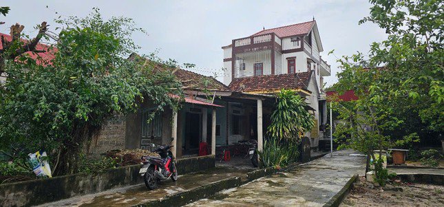 Hợp đồng cho tặng đất này được lập ngày 17/10/2006, có chứng thực của UBND xã Quảng Xuân. Tuy nhiên, theo ông Luyện hợp đồng này là giả mạo vì bố ông mất trước khi ký hợp đồng 26 năm, còn mẹ ông không biết chữ.