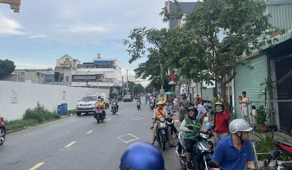 Người dân hiếu kỳ đứng theo dõi vụ việc.