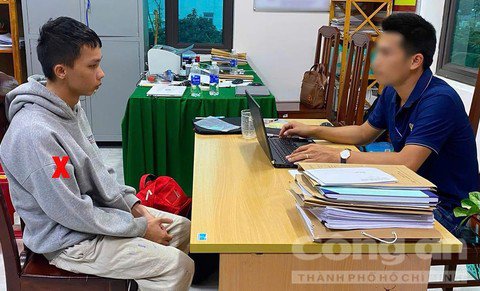 Trinh sát làm việc với đối tượng Nguyễn Duy Quang
