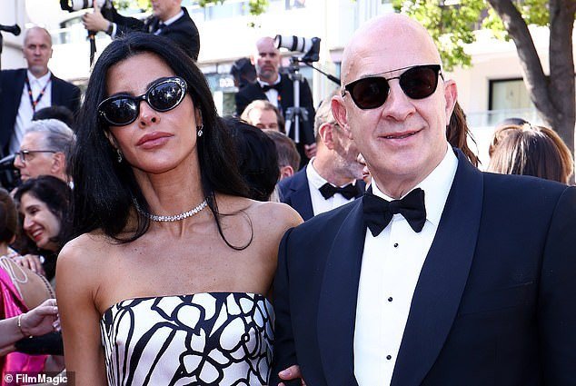 Đám đông tại Liên hoan phim Cannes sửng sốt khi chứng kiến ​​cặp đôi trông giống hệt tỷ phú Jeff Bezos và vợ sắp cưới của ông, Lauren Sánchez. Ảnh: Film Magic.