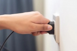 Dẫn gia đình đi du lịch hè, nhớ rút phích cắm 14 thiết bị này