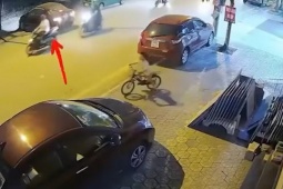 Clip: Lùi xe mất kiểm soát, tài xế khiến xe máy bị  kẹp chả  giữa hai ô tô