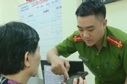 Công an Hà Nội hỗ trợ người dân góp ý kiến sửa đổi Hiến pháp qua VNeID