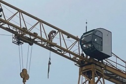 Bình Dương: Người đàn ông không mặc quần áo đi lại trên cần cẩu cao hàng chục mét