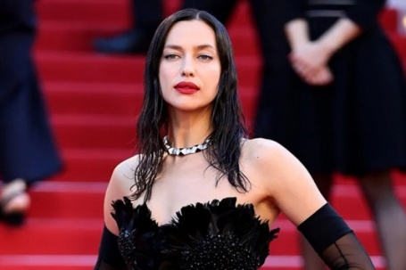 Irina Shayk hóa 'thiên nga đen' trên thảm đỏ Cannes
