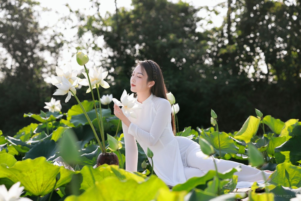 Thiếu nữ khoe dáng yêu kiều giữa đầm sen trắng muốt - 1
