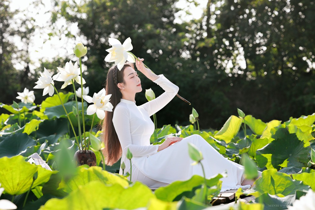 Thiếu nữ khoe dáng yêu kiều giữa đầm sen trắng muốt - 5