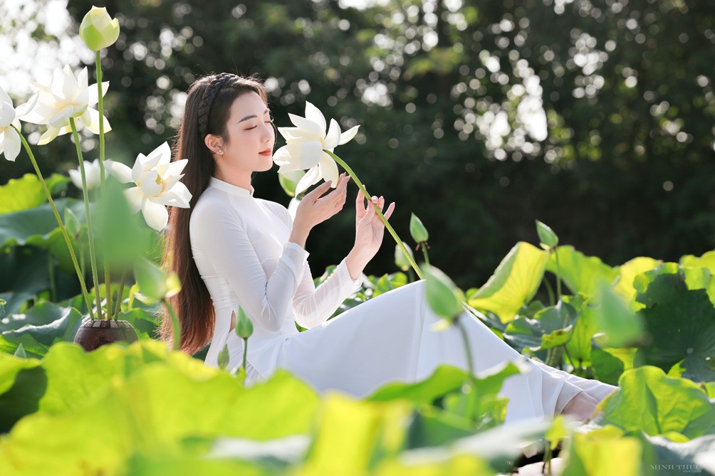 Thiếu nữ khoe dáng yêu kiều giữa đầm sen trắng muốt - 2