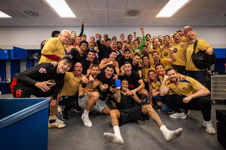 Các cầu thủ Barcelona ăn mừng trong phòng thay đồ