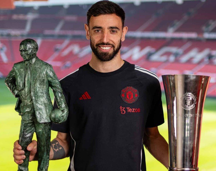Bruno Fernandes hoàn tất cú đúp giải thưởng tại MU