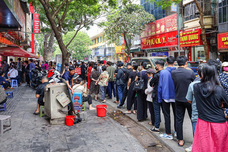 Khi giá vàng lập đỉnh cao nhất mọi thời đại, hàng trăm người xếp hàng mua vàng với giá từ 120-124 triệu đồng/lượng.