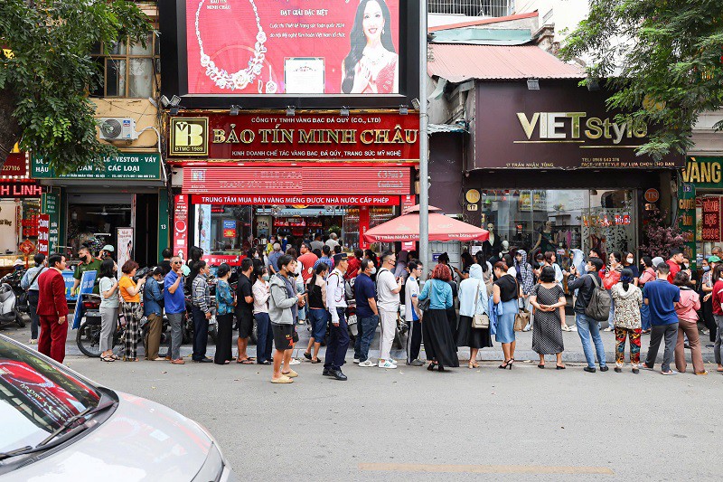 Dòng người xếp hàng mua vàng khi giá vượt 120 triệu đồng/lượng vào cuối tháng 4 vừa qua.