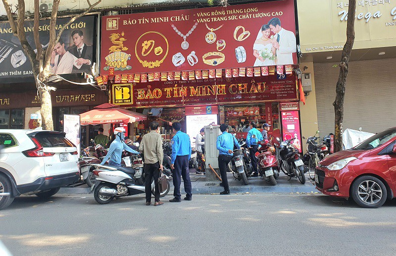 Thời điểm này khi giá vàng lao dốc, xuống mức thấp thì nhiều người tiếc nuối vì không còn tiền để "bắt đáy".