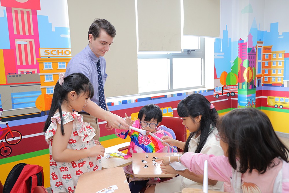 Tạo môi trường tiếng Anh sẽ giúp bé làm quen và phản xạ nhanh chóng