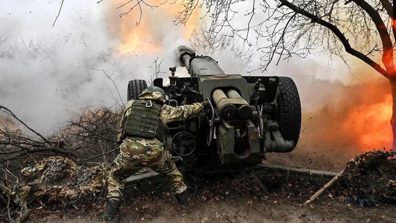 Quân đội Nga nã pháo trên tiền tuyến Ukraine (ảnh: TASS)