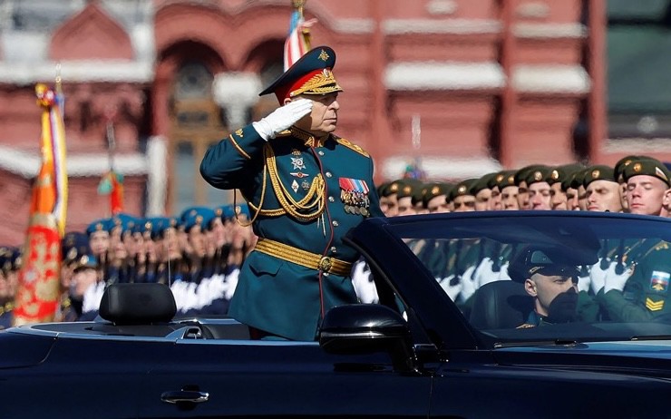 Lần gần nhất đại tướng Oleg Salyukov xuất hiện là khi chỉ huy cuộc duyệt binh ngày 9/5. Ảnh: Reuters.