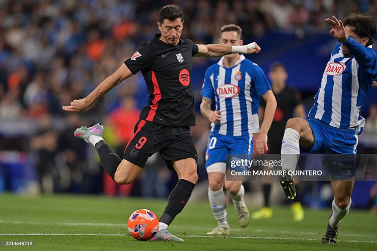 Barca (áo đen) hạ đẹp Espanyol để đăng quang La Liga