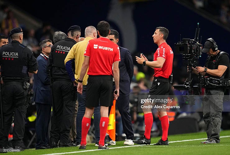 Nóng derby Espanyol - Barca: Fan náo loạn khán đài, tai nạn liên hoàn ngoài sân - 1
