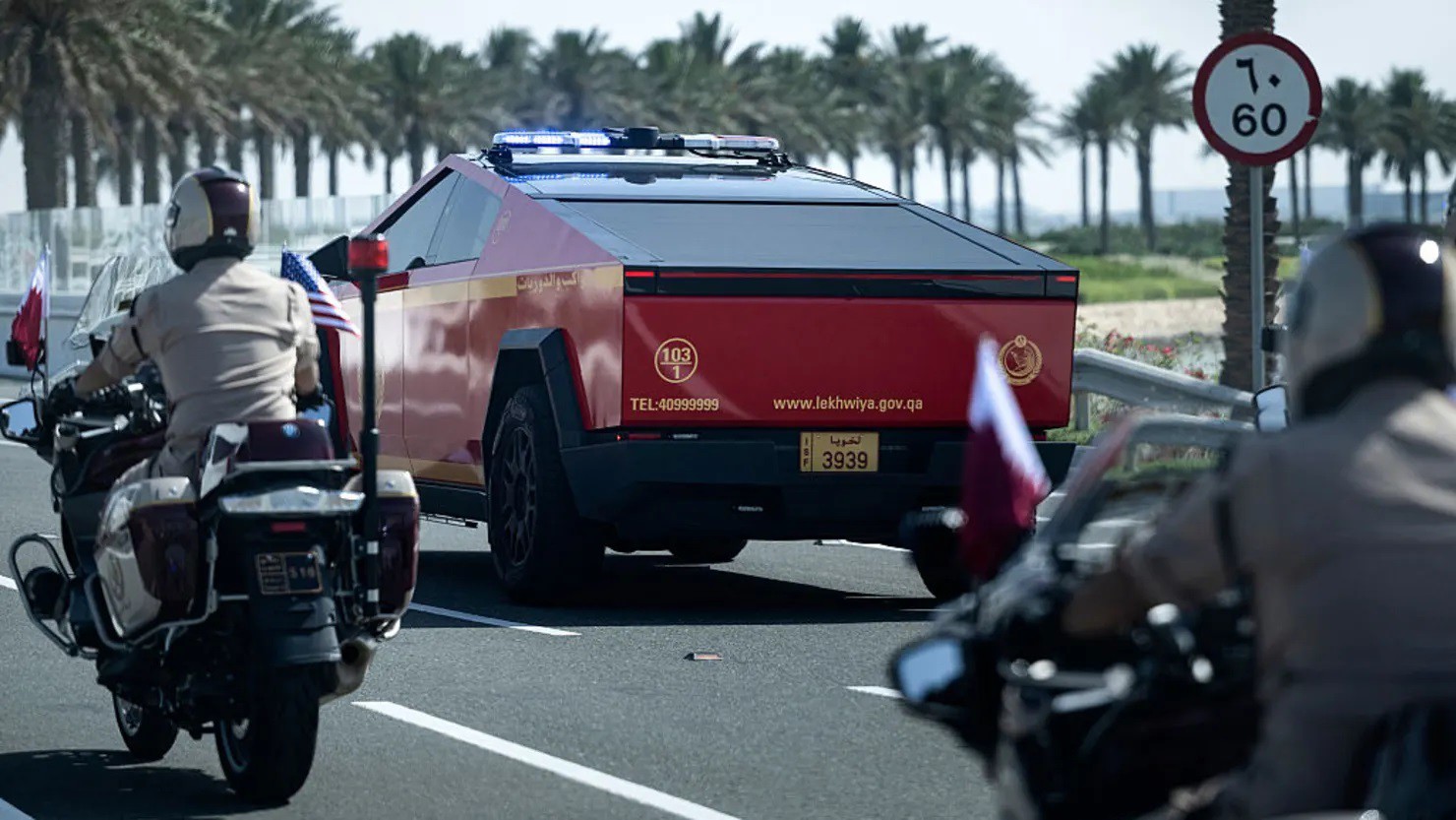 Xe Tesla Cyber Truck của cảnh sát Qatar hộ tống đoàn xe của Tổng thống Hoa Kỳ Donald Trump từ Sân bay quốc tế Hamad về Cung điện Hoàng gia ở Doha vào ngày 14/5/2025.